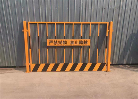 基坑護(hù)欄1.jpg 基坑護(hù)欄1.jpg